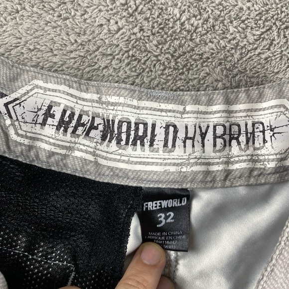 FreeWorld Hybrid Casual Shorts Men's Size 32 Black and White Stripes - Picture 7 of 13